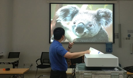 激光投影機(jī)和傳統(tǒng)燈泡投影機(jī)的區(qū)別 激光投影機(jī)和傳統(tǒng)燈泡投影機(jī)的區(qū)別