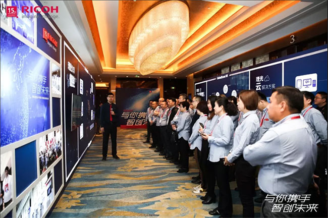 各代理商們認(rèn)真傾聽產(chǎn)品講解 各代理商們認(rèn)真傾聽產(chǎn)品講解