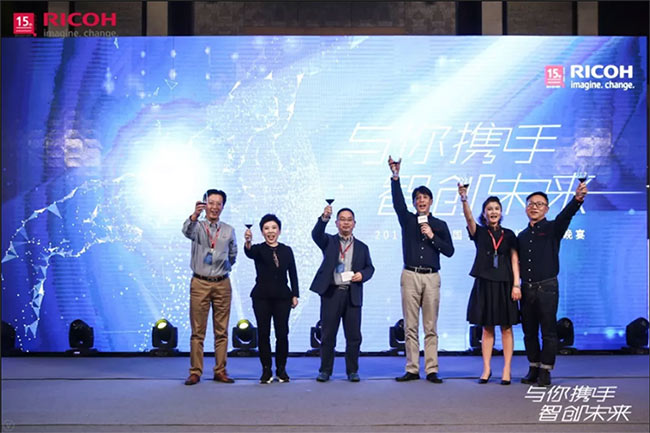 普天達(dá)宋總與鄧亞萍、理光各負(fù)責(zé)人舉杯合影 普天達(dá)宋總與鄧亞萍、理光各負(fù)責(zé)人舉杯合影